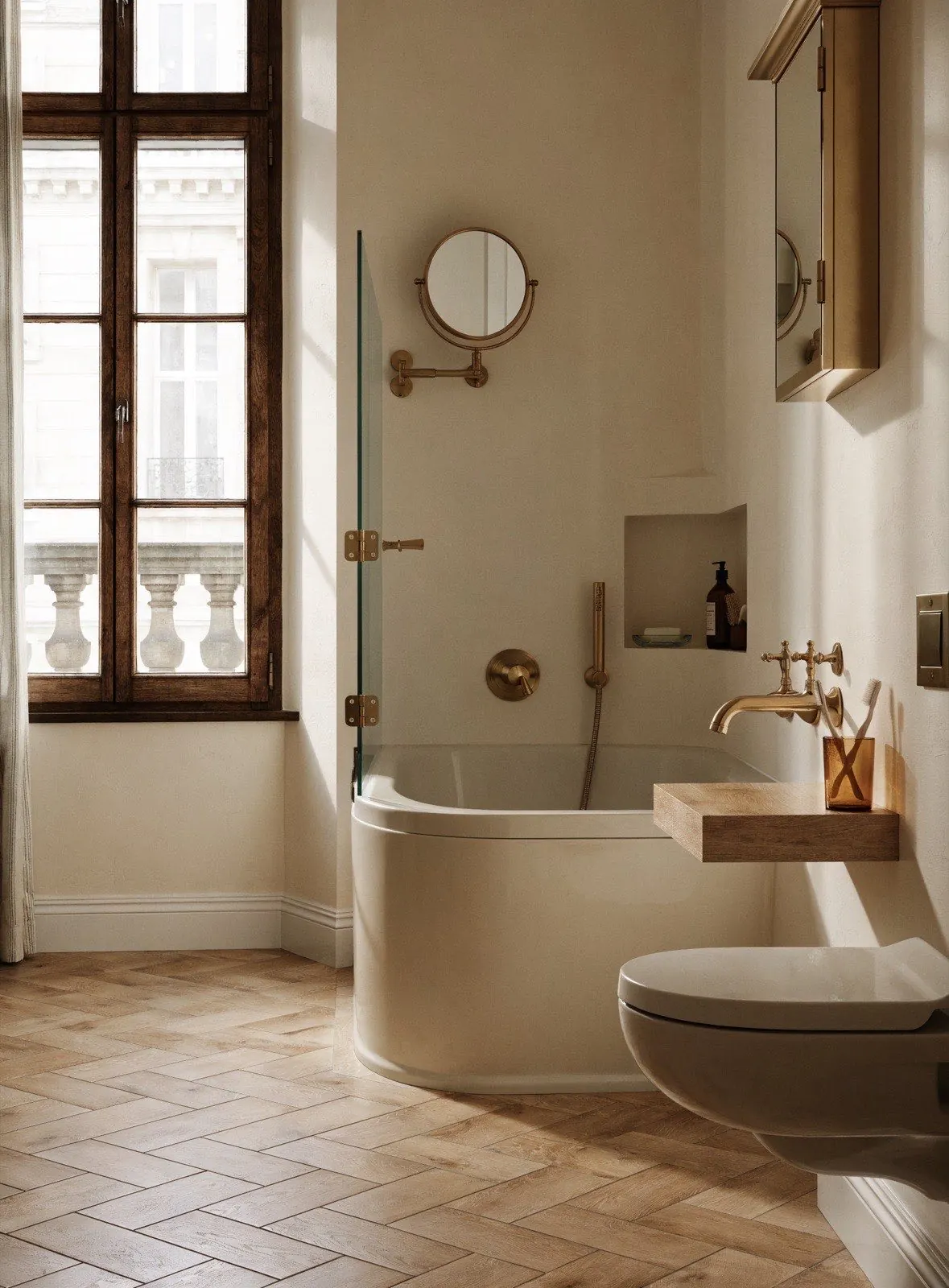 Petite salle de bain parisienne rénovée avec baignoire compacte et sol chevrons