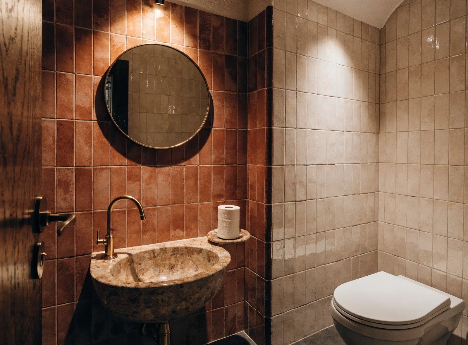 WC suspendu rénové avec lave-mains et carrelage terracotta